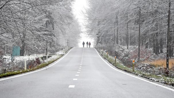 <p>Vereinzelte Wanderer, aber kein Auto weit und breit: Dieses Bild soll die Monschauer Straße auch am kommenden Wochenende abgeben.</p>