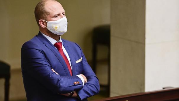 <p>Ins Visier genommen: Der N-VA-Abgeordnete Theo Francken verfolgte die Kammerdebatte stehend aus der letzten Reihe.</p>