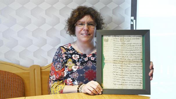 <p>Bei der Sanierung ihres Elternhauses kam Claudine Backes-Lorenzen auf die Idee, die Geschichte des Ortes zu erforschen. Inzwischen arbeitet ein Autorenteam an der Dorfchronik.</p>