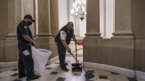 <p>Das große Reinemachen hat begonnen, nachdem Trump den Mob auf das Herz der US-amerikanischen Demokrtie losgelassen hat. Das große Reinemachen nach vier Jahren Trumüp dürfte Jahre dauern.</p>