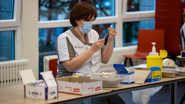 <p>Je schneller wir impfen, desto schneller können wir ein erneutes Aufflackern der Corona-Pandemie abmildern oder sogar vermeiden. Erste Untersuchungen zeigen, dass der Impfstoff von Pfizer gegen die neue britische Variante schützt.</p>