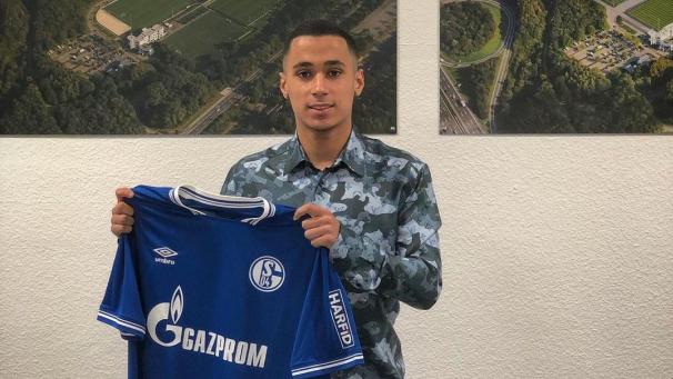 <p>Stolz hält Marouane Balouk das Schalke-Trikot in die Kamera.</p>