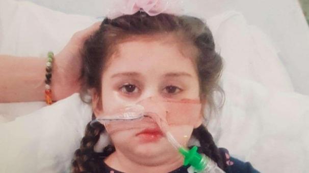 <p>Die fünfjährige Pippa Knight liegt in ihrem Krankenhausbett</p>