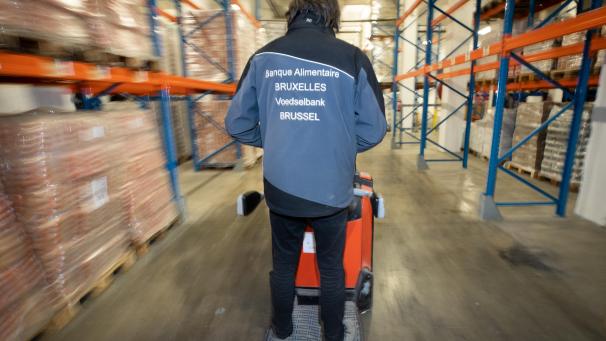 <p>Tausende Menschen nehmen monatlich die Hilfe er Lebensmittelbanken bzw. -hilfen in Anspruch. Auch in Ostbelgien verteilt das Rote Kreuz Lebensmittel.</p>