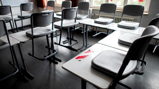 <p>Für alle Bildungsanstalten in Ostbelgien bleibt „Code Rot“ bis zu den Karnevalsferien bestehen.</p>