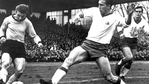 <p>Der Dortmunder Flügelstürmer Reinhard „Stan“ Libuda (links) kommt vor den Berliner Gegenspielern Hans-Günter Becker (M) und Wolfgang Neumann (r, hinten) an den Ball. Borussia Dortmund gewinnt das Fußball-Bundesligaspiel gegen Tasmania 1900 Berlin mit 3:1.</p>