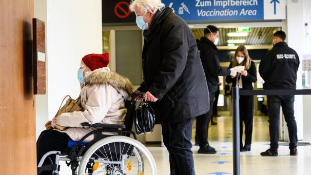 <p>Zwei Personen stehen in einem Impfzentrum in Rheinland-Pfalz im Zugang zum Imfbereich.</p>