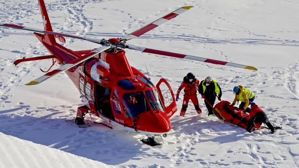 <p>Tommy Ford aus den USA wird auf einer Trage nach einem Sturz in einen Rettungshubschrauber getragen.</p>