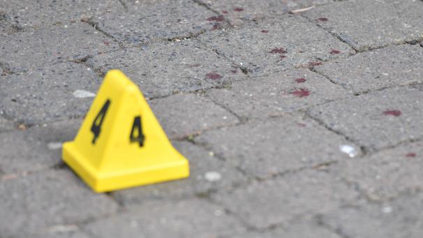 <p>Eine gelbe Markierung zeigt den Ort möglicher Blutspuren, nachdem im Stadtzentrum von Birmingham mehrere Menschen durch Messerstiche verletzt wurden.</p>