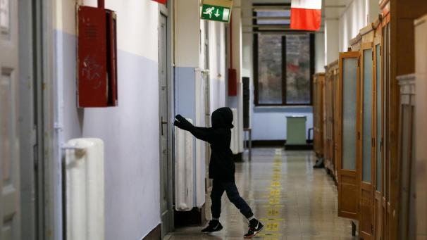 <p>Ein Schüler steht auf dem Flur einer Mittelschule. In Italien sollten die Schulen auch für ältere Schüler verstärkt wieder geöffnet werden.</p>