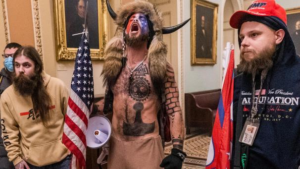 <p>Jacob C. (Mitte) hatte im Sender NBC News mit dem Angriff auf das Parlament geprahlt</p>