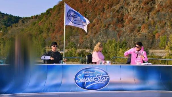 <p>Fehlender Juror: Bei diesem Casting ist an mehreren Stellen zu sehen, wie notdürftig Michael Wendler (ganz links) aus dem Bild geschnitten wurde.</p>