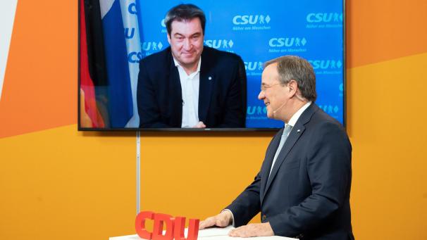 <p>Armin Laschet, Ministerpräsident von Nordrhein-Westfalen und Landesvorsitzender der CDU in Nordrhein-Westfalen, steht in einem Studio in Köln, während CSU-Chef Markus Söder zugeschaltet ist.</p>