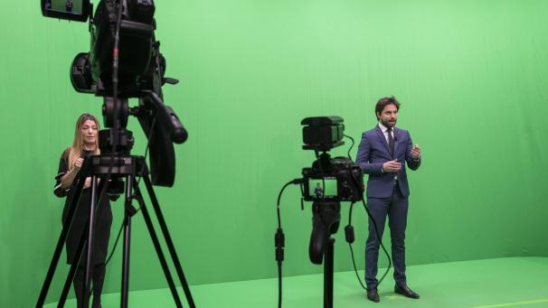 <p>Wegen Corona gab es keinen traditionellen Neujahrsempfang mit Gästen, Sekt und Häppchen. MR-Chef Georges-Louis Bouchez hielt seine Ansprache in einem Greenscreen-Studio, die nachträglich für einen lebendigen Hintergrund sorgte.</p>