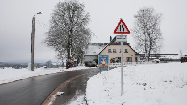 <p>Die Straße Keppelborn in Wallerode wurde für rund 900.000 Euro erneuert. Das Projekt umfasste ebenfalls die Verlegung einer Kanalisation und den Bau eines Bürgersteigs.</p>