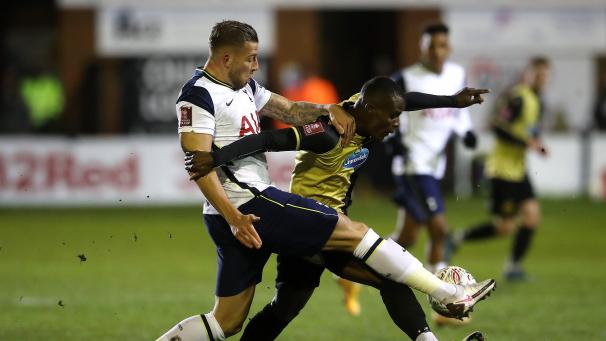 <p>Nationalspieler Toby Alderweireld in Aktion beim Pokalspiel gegen den Achtligisten FC Marine.</p>