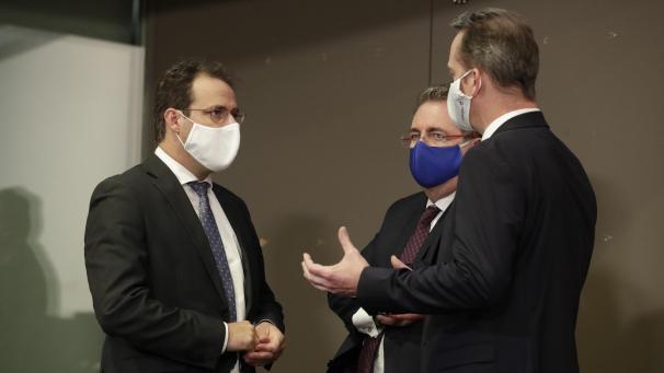 <p>Dieses Bild von Oliver Paasch (r.) im Gespräch mit David Clarinval entstand im Oktober 2020 am Rande einer Sitzung des Konzertierungsausschusses. In der Bildmitte sieht man den Brüsseler Ministerpräsidenten Rudi Vervoort.</p>