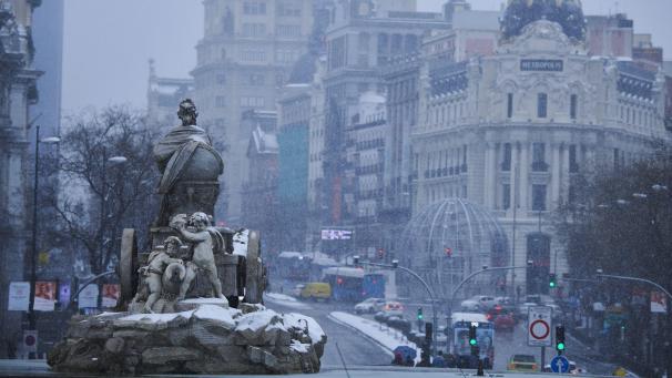 <p>Madrid erholt sich nur langsam vom Schneechaos: Auf diesem Bild erkennt man den Cibeles-Platz (links), ein Wahrzeichen der spanischen Hauptstadt.</p>