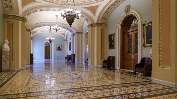 <p>Der Ohio Clock-Korridor im Kapitol. Nach der Erstürmung des Kapitols durch Anhänger von Trump haben die Demokraten im US-Repräsentantenhaus eine Resolution eingebracht, um ein zweites Amtsenthebungsverfahren gegen den abgewählten Präsidenten einzuleiten.</p>