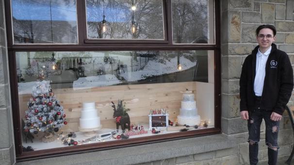 <p>Mitten in Wallerode hat David Reinartz (17) in der ehemaligen Bäckerei Feyen seine Backstube eingerichtet. Im früheren Geschäftsraum fertigt er Torten, Plätzchen und andere Leckereien.</p>