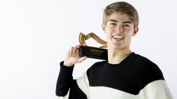 <p>Charles De Ketelaere mit seiner Trophäe.</p>