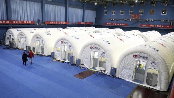 <p>Eine provisorische Einrichtung des Huoyan-Labors wird auf einem Tennisplatz aufgebaut. Shijiazhuang hat vergangene Woche damit begonnen, stadtweit Nukleinsäuretests für alle Einwohner durchzuführen. Es wurden über 5.000 Stellen eingerichtet, um Abstrichproben für die Tests zu sammeln.</p>