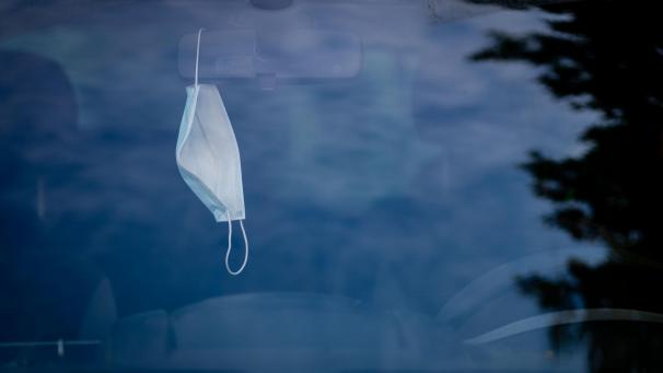 <p>Ein Mundschutz am Rückspiegel kann die Sicht beeinträchtigen.</p>