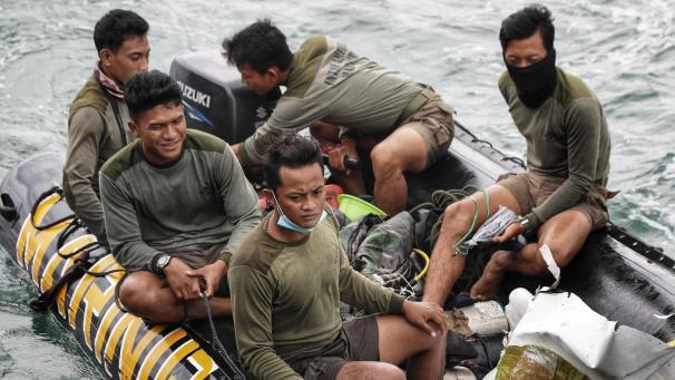 <p>Taucher der indonesischen Marine transportieren während einer Suchaktion Flugzeugteile, die aus dem Meer vor der Insel Java geborgen wurden, auf einem Boot. Nach dem Absturz einer indonesischen Passagiermaschine entdeckten Suchtrupps heute den Flugschreiber der Boeing 737-500 im Meer.</p>