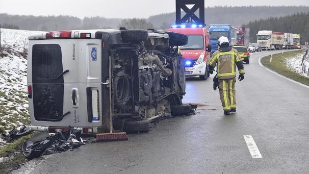 <p>Beide Fahrzeuge wurden bei der Kollision stark beschädigt. Die Fahrer wurden leicht verletzt.</p>