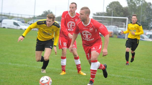 <p>Frédéric Gabriel (am Ball) beendet seine Karriere. „Ganz vom Erdboden verschluckt, bin ich aber nicht“, versichert er.</p>