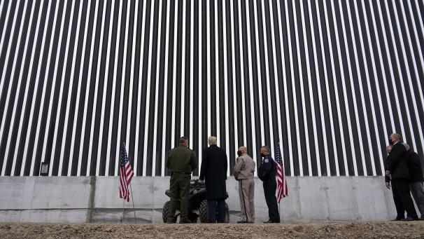 <p>Donald Trump besichtigt einen Abschnitt der US-Mexiko-Grenzmauer.</p>