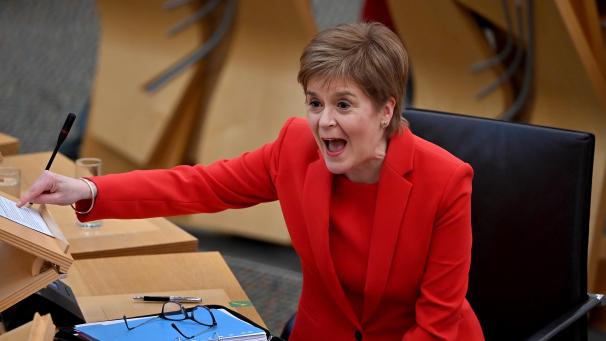 <p>Nicola Sturgeon, Erste Ministerin von Schottland, spricht während einer Debatte über das Handelsabkommen zwischen Großbritannien und der Europäischen Union im schottischen Parlament.</p>