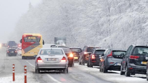<p>Bilder wie dieses führten dazu, dass die Zufahrtswege in Richtung Hohes Venn an zwei Wochenenden komplett gesperrt wurden. Dies geschah nicht zuletzt auch vor dem Hintergrund, dass vielerorts die geltenden Corona-Abstandsregeln nicht eingehalten werden konnten.</p>