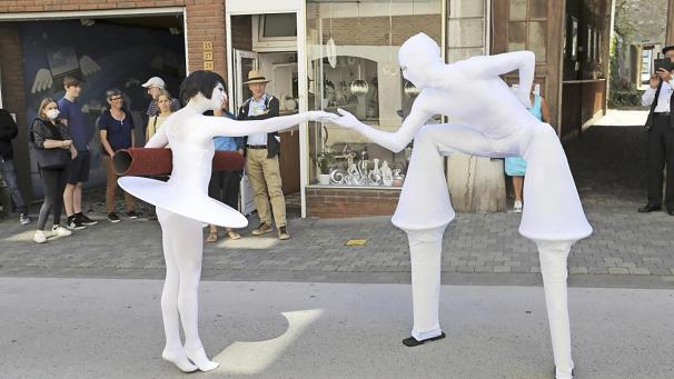 <p>Bei den Feierlichkeiten zum Nationalfeiertag hat KultKom vergangenen Sommer Kreativität bewiesen. Statt den Tag dicht gedrängt auf dem Werthplatz zu feiern, wurde das Programm in die Innenstadt verlegt, wo Straßenkünstler für Entzückung sorgten.</p>