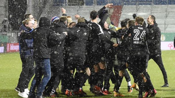 <p>Kiel feiert den Hammer.</p>