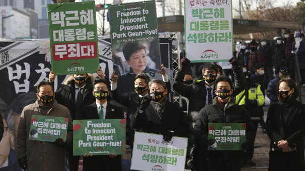 <p>Unterstützer der ehemaligen südkoreanischen Präsidentin Park Geun Hye veranstalten eine Kundgebung, um ihre Freilassung zu fordern.Sechs Monate nach der Verurteilung der früheren südkoreanischen Präsidentin Park Geun Hye zu 20 Jahren Haft wegen Korruption und anderer Vergehen ist das Urteil rechtskräftig.</p>
