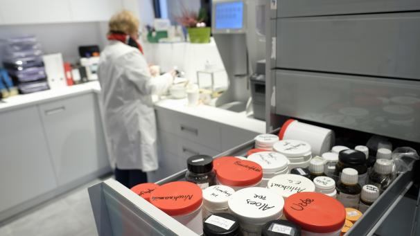<p>Die Mitarbeiterin einer Apotheke in Helecine bereitet ein pharmazeutisches Produkt vor.</p>
