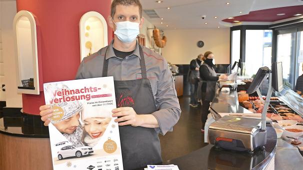 <p>Thomas Gritten vor dem Start der Weihnachtsverlosung: In diesem Jahr gingen in St.Vith mehr Coupons als üblich über die Ladentheken.</p>
