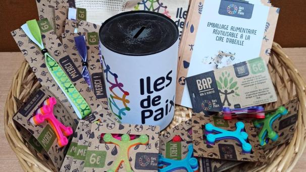 <p>Neben den Armbändern, die es schon seit einigen Jahren gibt, werden wiederverwendbare Einkaufsbeutel, Frischhaltefolien aus Bienenwachs und Pflanzgutscheine angeboten. Natürlich gibt es auch die beliebten Friedensmännchen, die aus recyceltem Plastik hergestellt sind.</p>