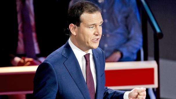 <p>Der niederländische sozialdemokratische Vizepremier Lodewijk Asscher spricht während des letzten TV-Duells vor den Parlamentswahlen. Nur wenige Wochen vor der niederländischen Parlamentswahl hat der sozialdemokratische Spitzenkandidat Lodewijk Asscher überraschend seinen Rückzug aus der Politik angekündigt.</p>