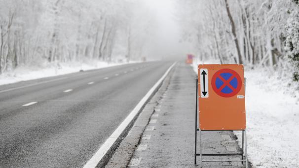 <p>Das Parken entlang der Regionalstraßen ist nur auf festgelegten Teilen erlaubt.</p>