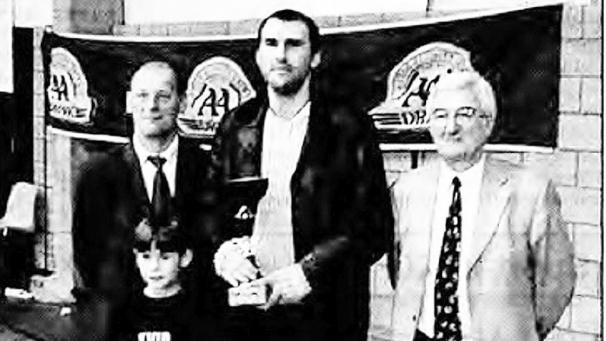 <p>Erik Wudtke (Mitte) bei seiner Auszeichnung als Handballer des Jahres</p>