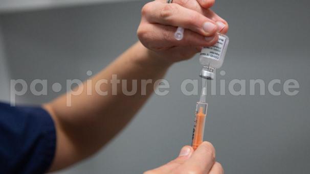 <p>Mit dem Impfstoff von AstraZeneca ist jetzt ein dritter und der erste tradtitionelle Impfstoff im Anmarsch auf Europa.</p>