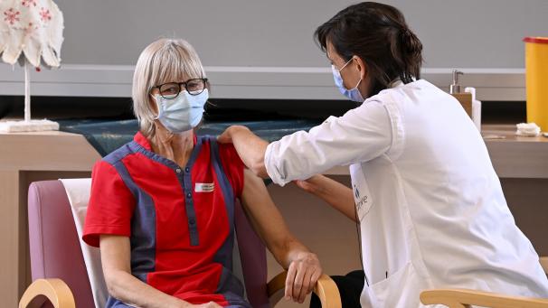 <p>Eine Pflegerin eines Seniorenheims in Puurs wird Ende Dezember mit dem Pfizer-Biontech-Impfstoff geimpft.</p>