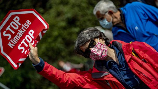<p>Eine Teilnehmerin einer Fridays-for-Future-Großdemonstration in Hamburg unter dem Motto „#KeinGradWeiter“ läuft mit einem Plakat mit der Aufschrift „Stop Klimakrise“ durch die Innenstadt.</p>