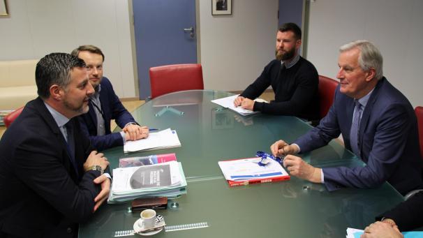 <p>Pascal Arimont im Austausch mit dem Brexit-Chefunterhändler der EU, Michel Barnier.</p>