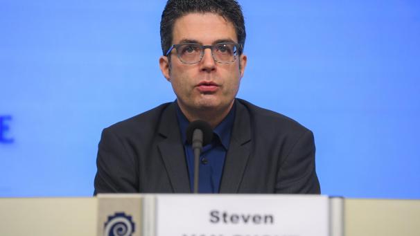 <p>Der Virologe Steven Van Gucht bei der Pressekonferenz des Krisenzentrums.</p>
