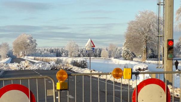 <p>Die Straße Rocherath-Wahlerscheid bleibt voraussichtlich bis Montag gesperrt.</p>