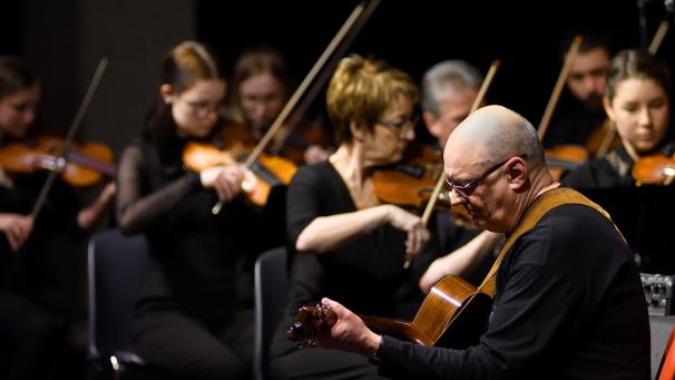 <p>Gitarrist Jacques Stotzem, begleitet vom Eastbelgica-Orchester: Das Resultat dieser Zusammenarbeit ist nun auch auf CD zu erfahren.</p>