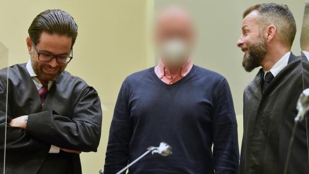 <p>Der deutsche Sportmediziner Mark S. (Mitte), hier im Gespräch mit seinen Anwälten, wurde als Drahtzieher eines internationalen Doping-Netzwerks im Radsport und Wintersport verurteilt.</p>